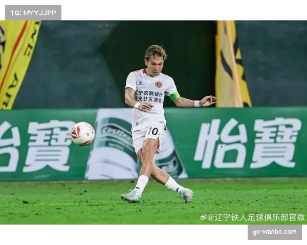 辽宁铁人主场颁奖典礼举行 李金羽与邦本宜裕共举奖杯